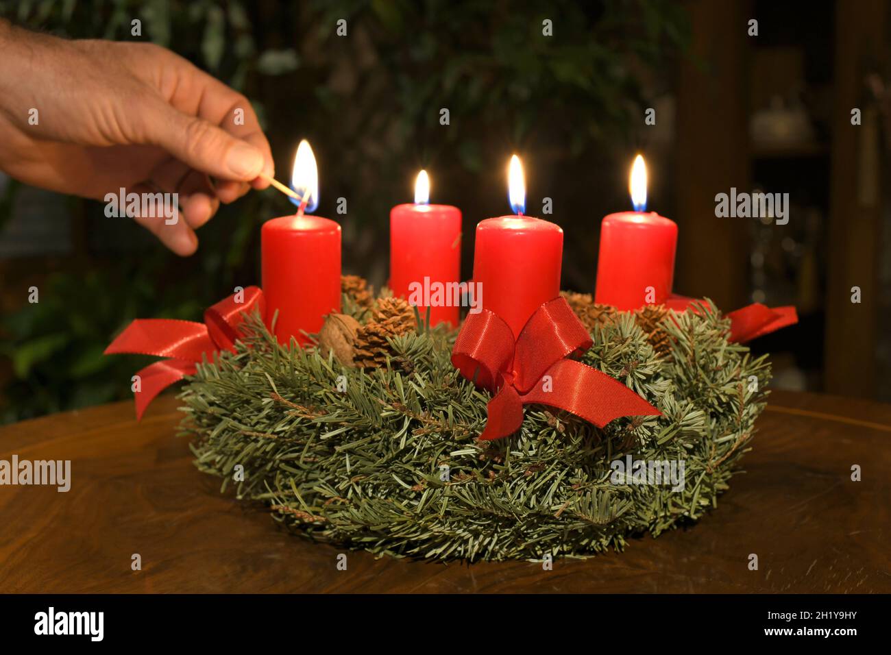 Der Adventkranz mit seinen vier Kerzen ist ein altes Brauchtum in der Vorweihnachtszeit in Österreich. An jedem Adventsaonntag wird eine (weitere) Ker Stock Photo
