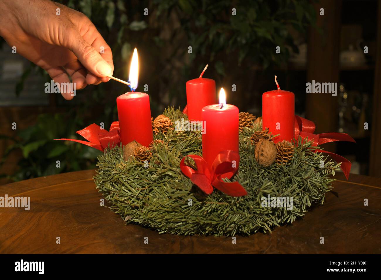 Der Adventkranz mit seinen vier Kerzen ist ein altes Brauchtum in der  Vorweihnachtszeit in Österreich. An jedem Adventsaonntag wird eine  (weitere) Ker Stock Photo - Alamy