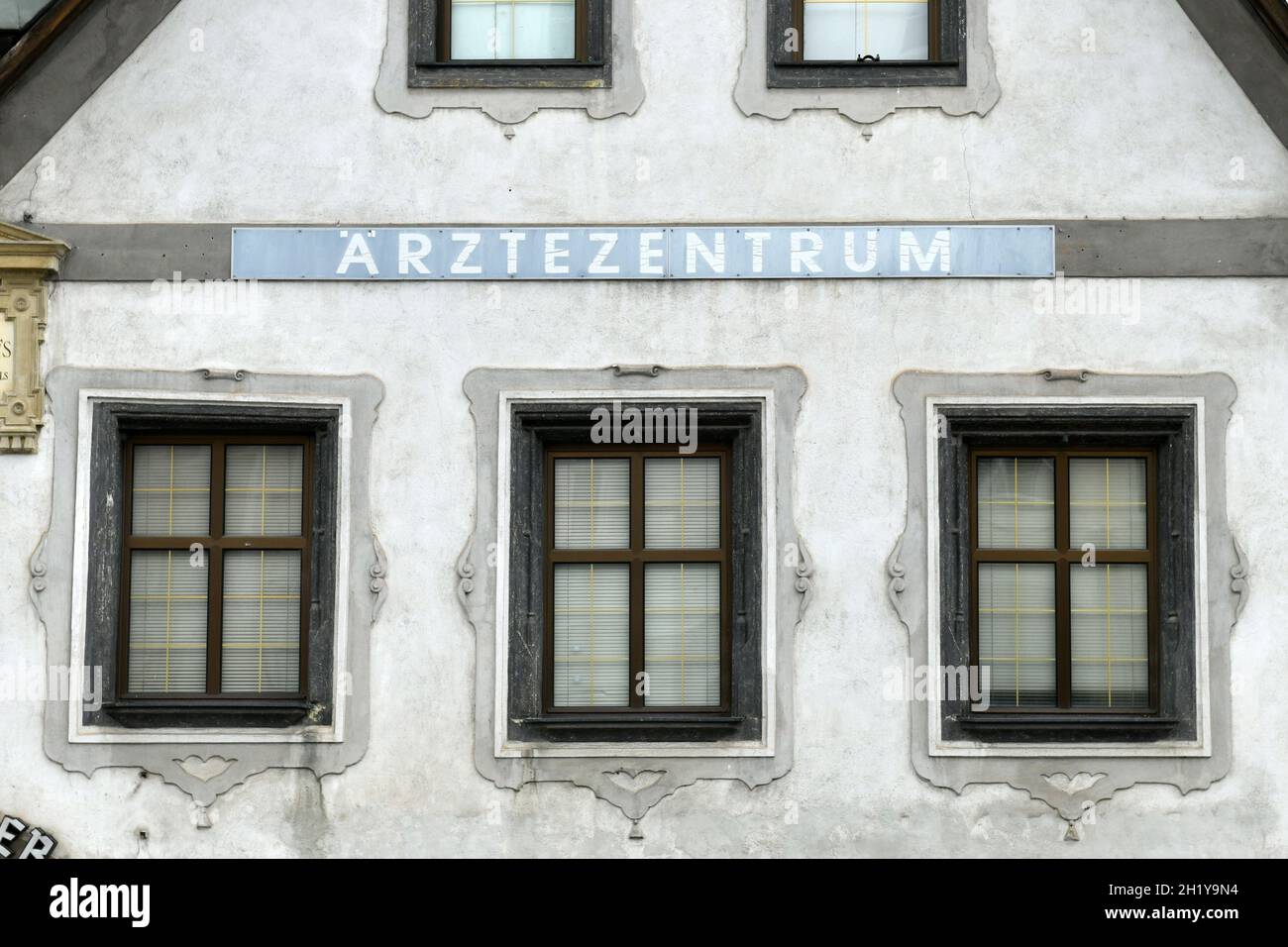 Aufschrift 'Ärztezentrum' auf einem alten Haus auf dem Stadtplatz in Steyr, Österreich, Europa - Inscription Medical Center on an old house on the tow Stock Photo