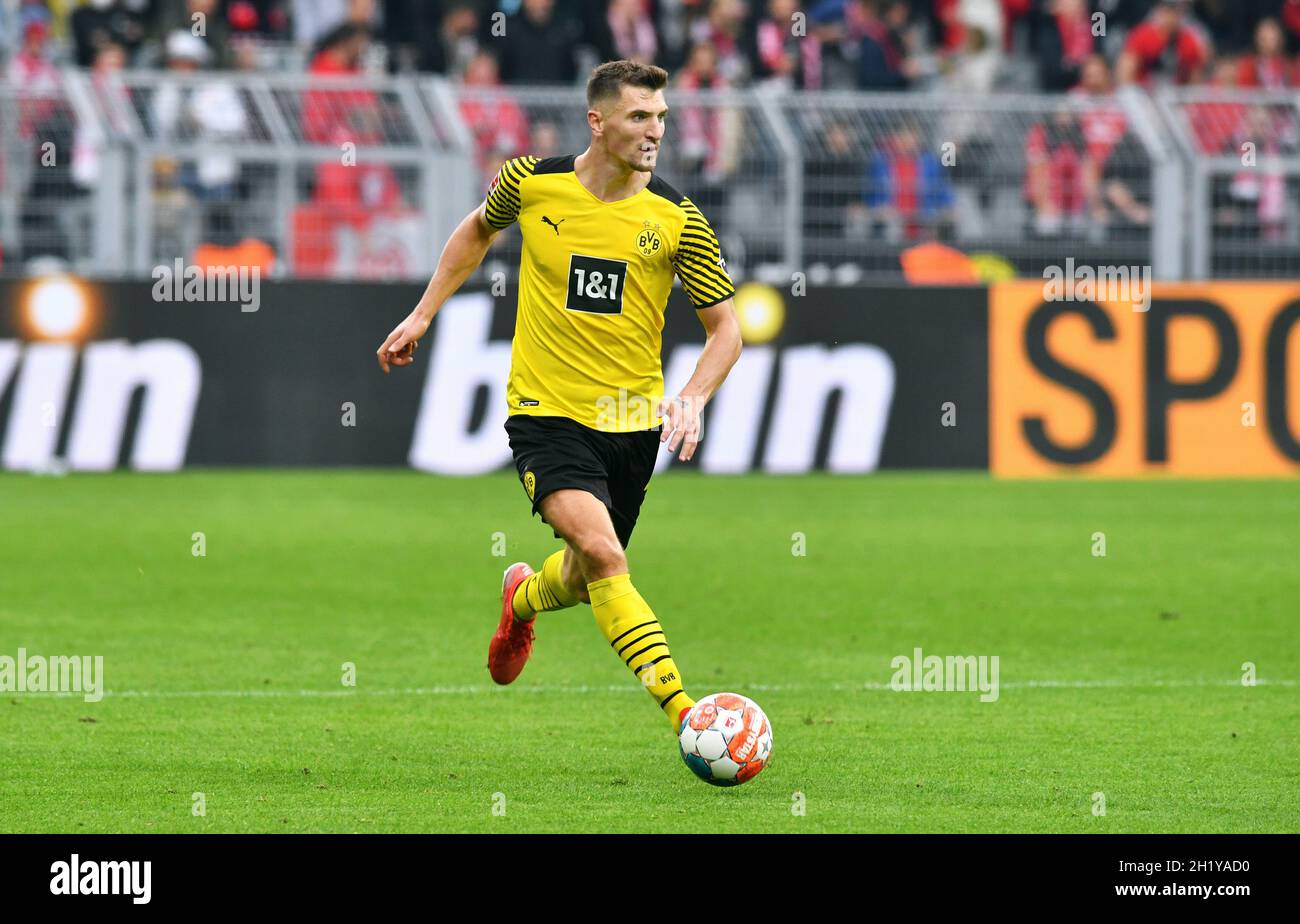 Bundesliga, Signal Iduna Park Dortmund: Bor. Dortmund vs FSV Mainz 05; Thomas Meunier Stock Photo