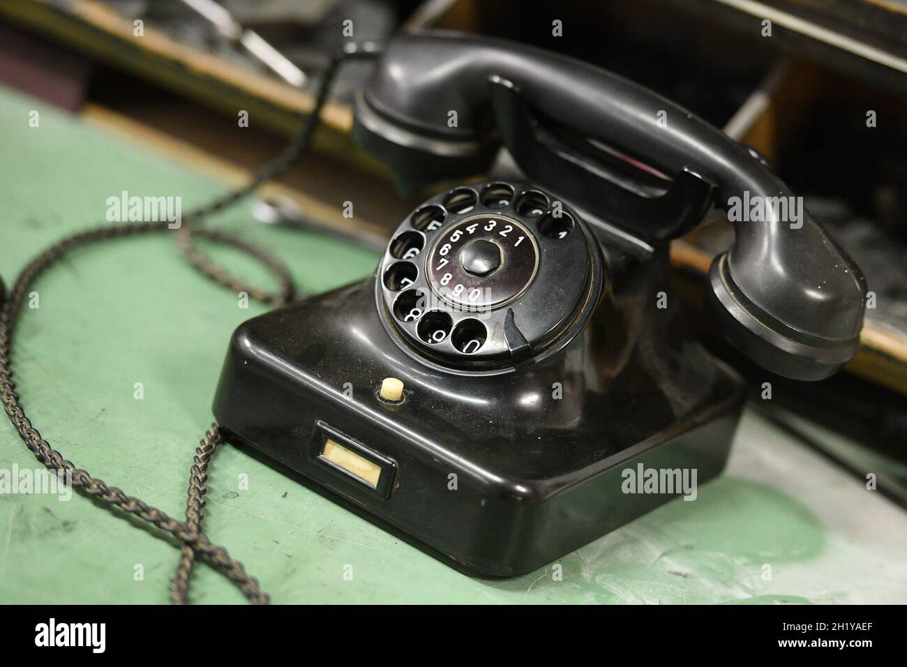 Ein altes historisches Telefon mit Wählscheibe - An old historic rotary phone Stock Photo