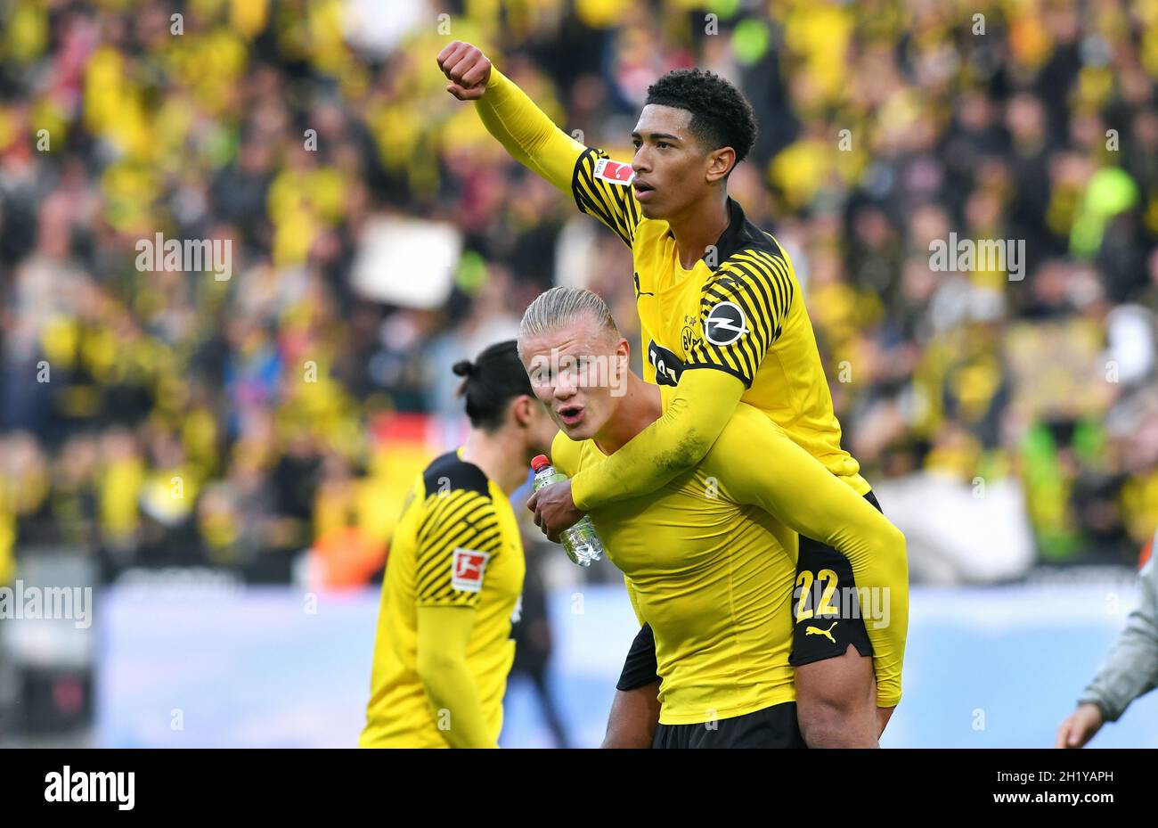 Bundesliga, Signal Iduna Park Dortmund: Bor. Dortmund vs FSV Mainz 05; Erling Haaland and Jude Bellingham celebrate after the match. Stock Photo