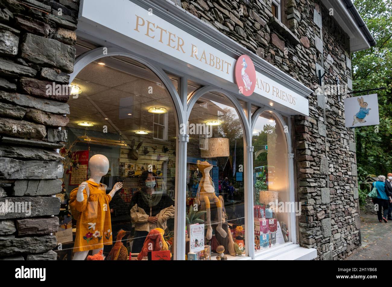 A shop specialising in selling all things connected with the children’s story book of Peter Rabbit written by famous authoress: Beatrice Potter in the Stock Photo