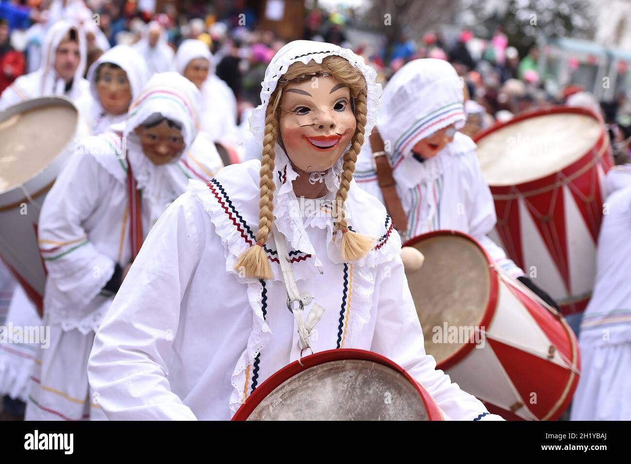 Das Trommelweib ist eine Figur, die in Gruppen im Fasching im Ausseerland in der Steiermark auftritt. Alle Trommelweiber sind traditionell männlich un Stock Photo