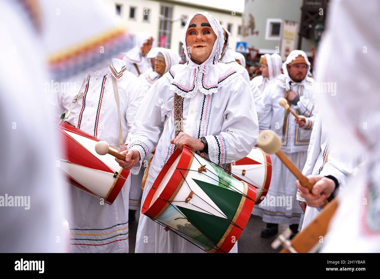 Das Trommelweib ist eine Figur, die in Gruppen im Fasching im Ausseerland in der Steiermark auftritt. Alle Trommelweiber sind traditionell männlich un Stock Photo