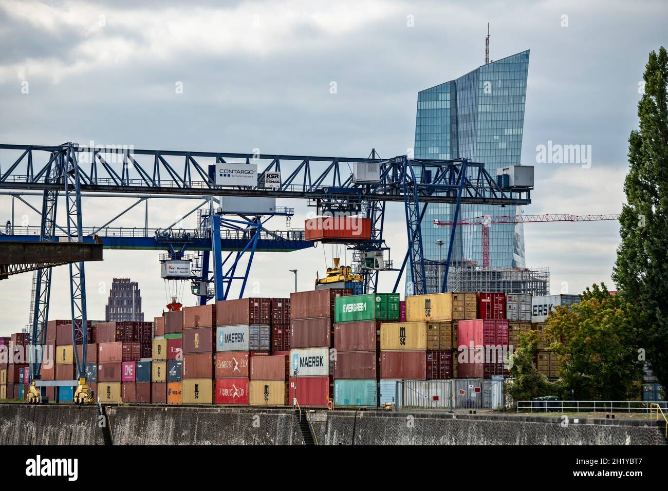 21.09.2021, Frankfurt am Main, Osthafen: Container handling at the terminal of Contargo Rhein-Main GmbH with the European Central Bank (ECB) in the ba Stock Photo