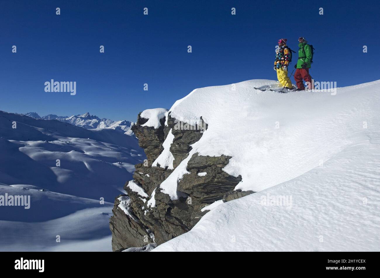 SKIERS PRACTICING OFF-PISTE SKIING ON A ROCKY OUTCROP, LES MENUIRES, THE 3 VALLEES SKI AREA, ALPS, SAVOY (73), FRANCE Stock Photo