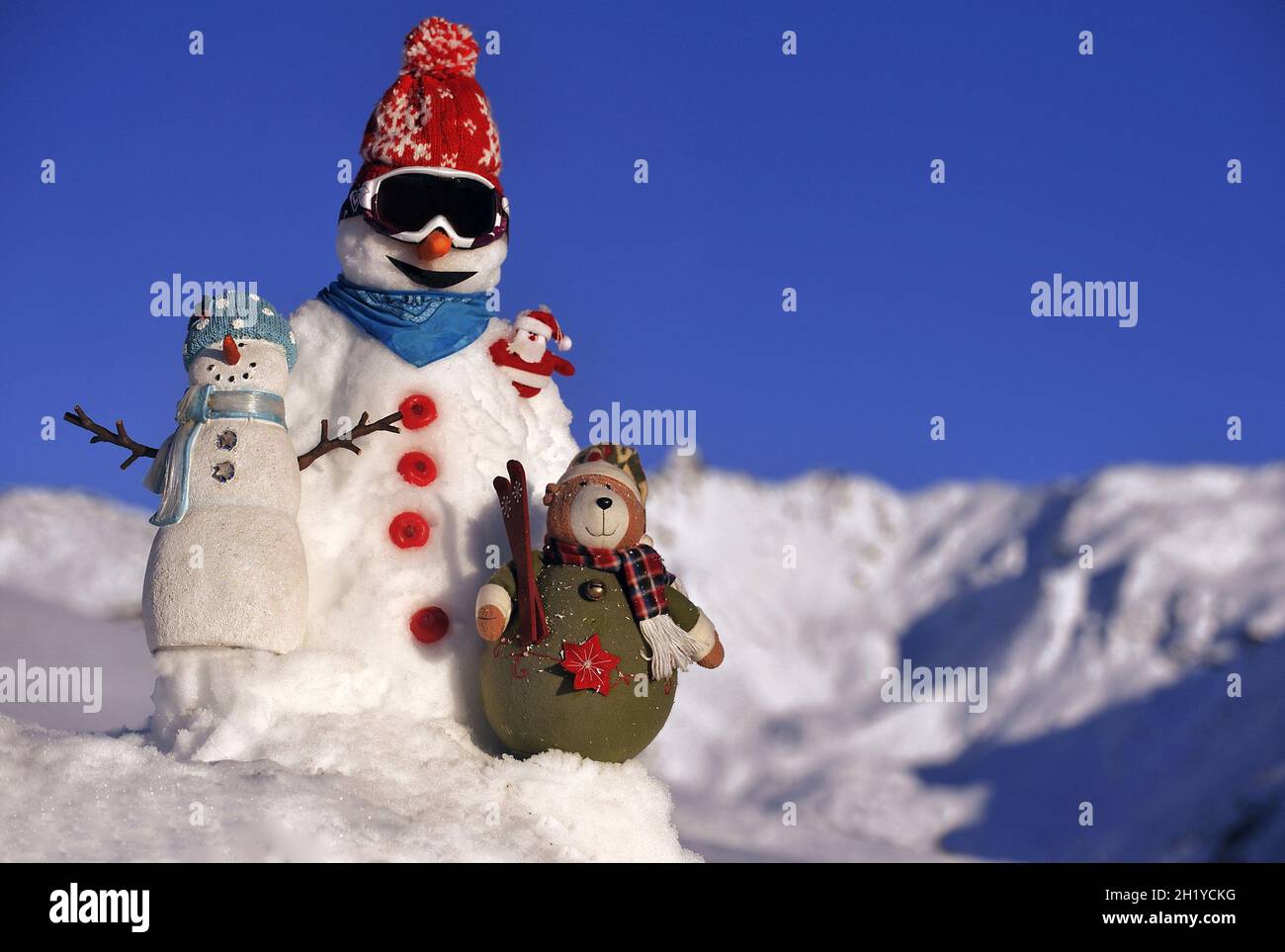 SNOWMEN AND SKIING BEAR, WINTER SPORTS VACATION, ALPS, SAVOY (73), RHONE-ALPES, FRANCE Stock Photo