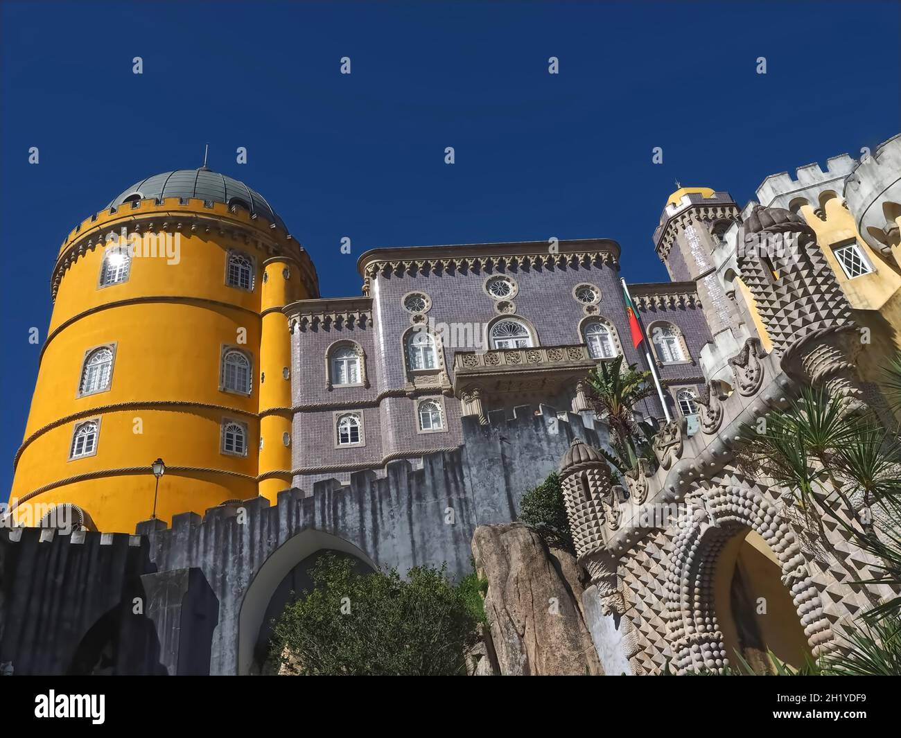 https://c8.alamy.com/comp/2H1YDF9/colorful-pena-palace-in-sintra-in-portugal-2H1YDF9.jpg