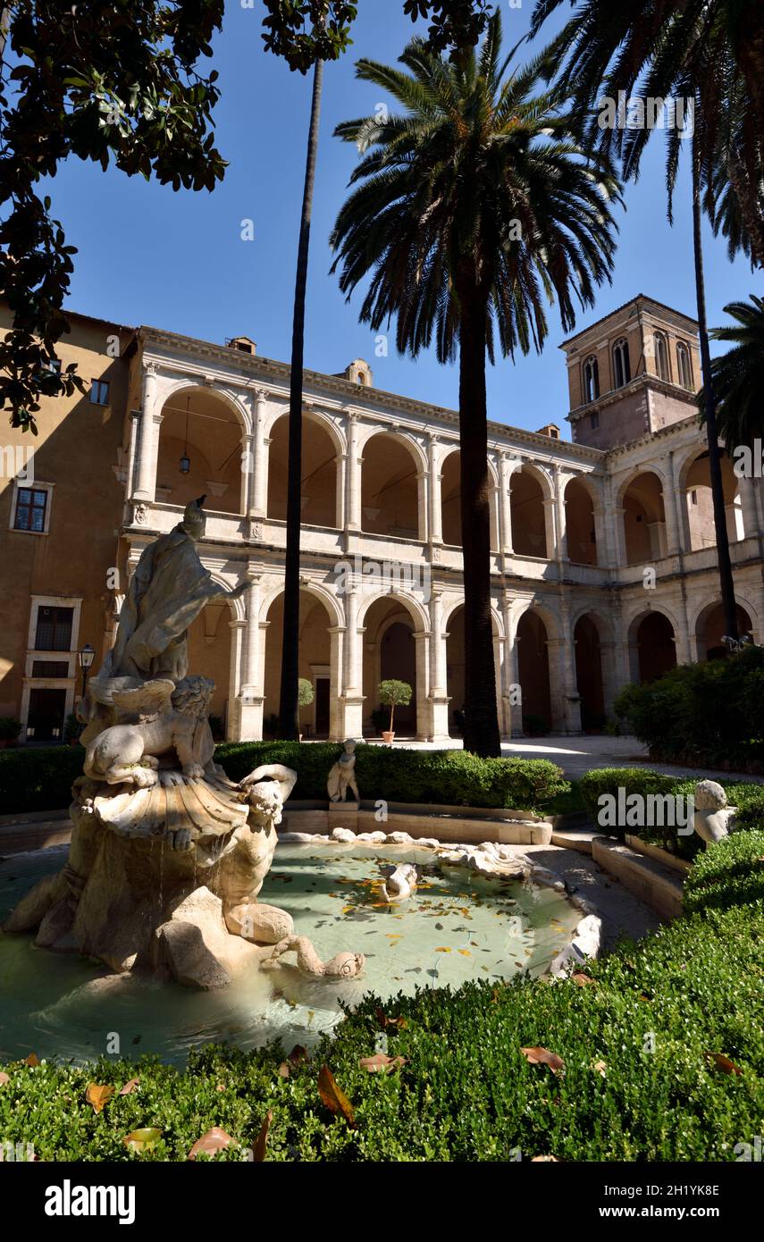 Fountain garden courtyard hi-res stock photography and images - Alamy