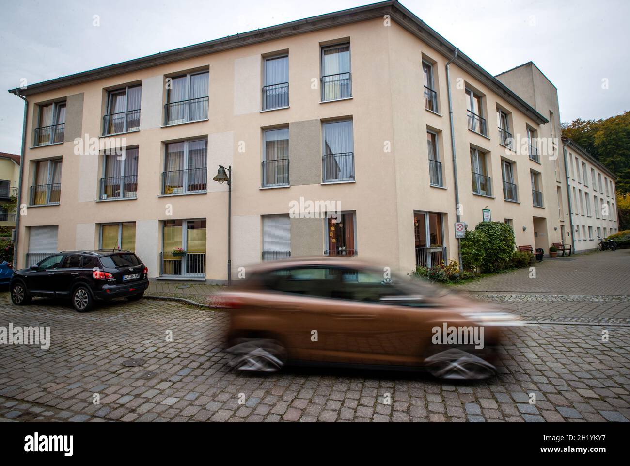 Bad Doberan, Germany. 19th Oct, 2021. A car drives past the building of the senior center 'Am Tempelberg' of the operator Volkssolidarität. Several residents of the facility have died in connection with a Corona outbreak. In the past two weeks, 66 of the 83 residents of the inpatient care facility have tested positive for the corona virus. Credit: Jens Büttner/dpa-Zentralbild/dpa/Alamy Live News Stock Photo