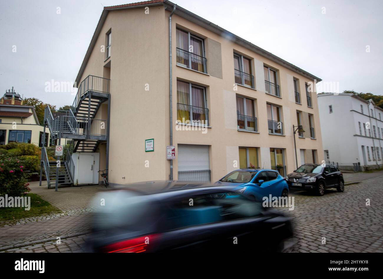 Bad Doberan, Germany. 19th Oct, 2021. A car drives past the building of the senior center 'Am Tempelberg' of the operator Volkssolidarität. Several residents of the facility have died in connection with a Corona outbreak. In the past two weeks, 66 of the 83 residents of the inpatient care facility have tested positive for the corona virus. Credit: Jens Büttner/dpa-Zentralbild/dpa/Alamy Live News Stock Photo