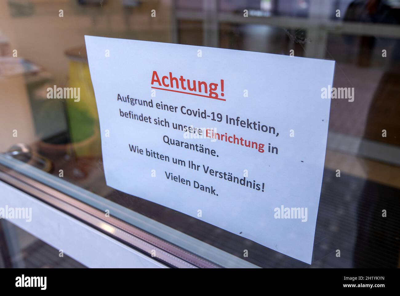 Bad Doberan, Germany. 19th Oct, 2021. A sign indicating quarantine measures hangs at the entrance to the senior citizens' center 'Am Tempelberg' of the operator Volkssolidarität. Several residents of the facility have died in connection with a Corona outbreak. In the past two weeks, 66 of the 83 residents of the inpatient care facility have tested positive for the corona virus. Credit: Jens Büttner/dpa-Zentralbild/dpa/Alamy Live News Stock Photo