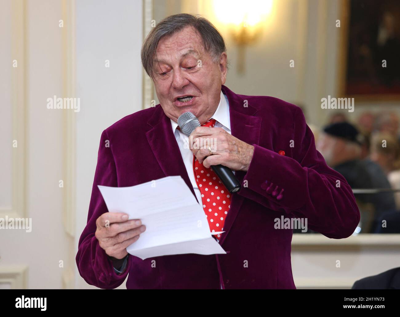 Barry Humphries accepts the Wizard of Oz award for his fictional character Sir Les Patterson during The Oldie of the Year Awards, at the Savoy Hotel, London. Picture date: Tuesday October 19, 2021. Stock Photo