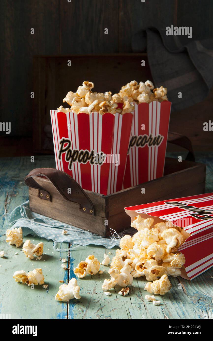 Cinema popcorn tray hi-res stock photography and images - Alamy
