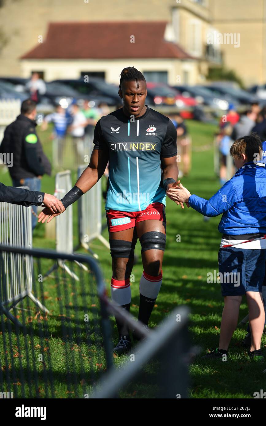 The Recreation Ground, Bath, England, UK. 17th October, 2021. Saracens' Maro Itoje greets the fans before the Gallagher English Premiership match between Bath Rugby and Saracens: Credit: Ashley Western/Alamy Live News Stock Photo