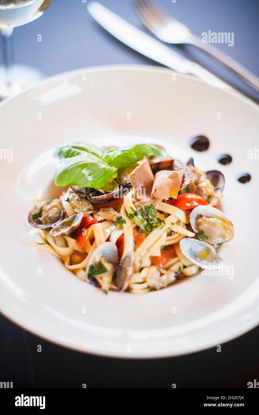 Tagliatelle con le vongole e la bottarga (pasta with clams and fish roe, Italy) Stock Photo