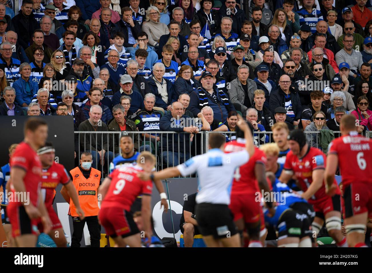 The Recreation Ground, Bath, England, UK. 17th October, 2021. Bath fans look on during the Gallagher English Premiership match between Bath Rugby and Saracens: Credit: Ashley Western/Alamy Live News Stock Photo
