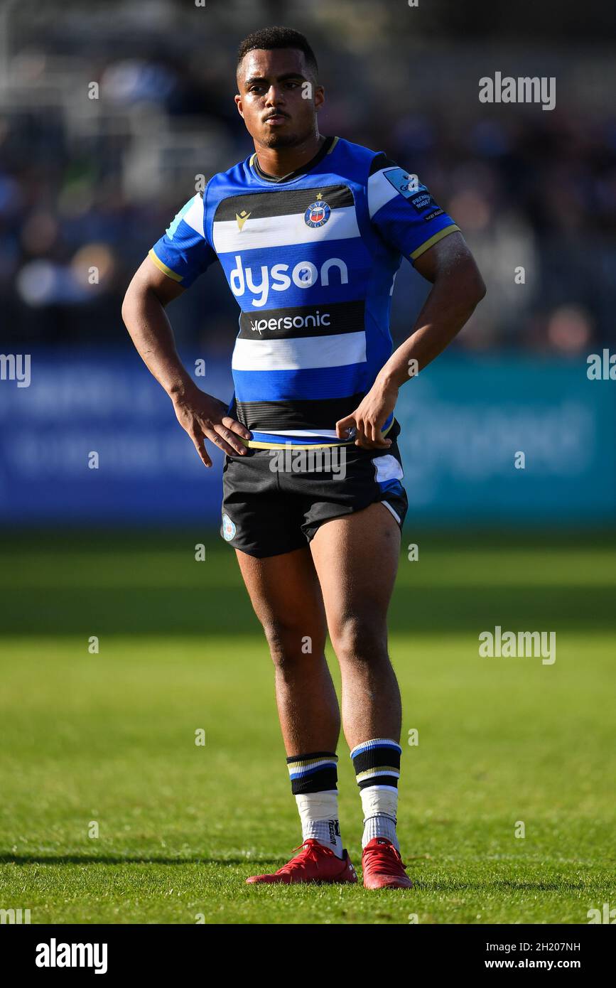 The Recreation Ground, Bath, England, UK. 17th October, 2021. Bath Rugby's Max Ojomoh during the Gallagher English Premiership match between Bath Rugby and Saracens: Credit: Ashley Western/Alamy Live News Stock Photo