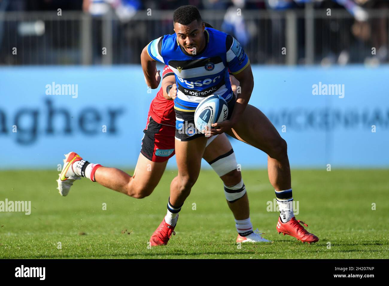 The Recreation Ground, Bath, England, UK. 17th October, 2021. Bath Rugby's Max Ojomoh in action during the Gallagher English Premiership match between Bath Rugby and Saracens: Credit: Ashley Western/Alamy Live News Stock Photo