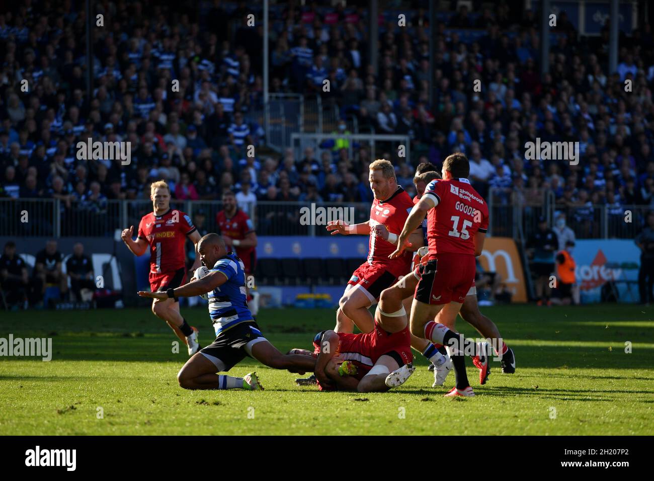 The Recreation Ground, Bath, England, UK. 17th October, 2021. Bath Rugby's Jonathan Joseph is tackled by Saracens' Ben Earl during the Gallagher English Premiership match between Bath Rugby and Saracens: Credit: Ashley Western/Alamy Live News Stock Photo