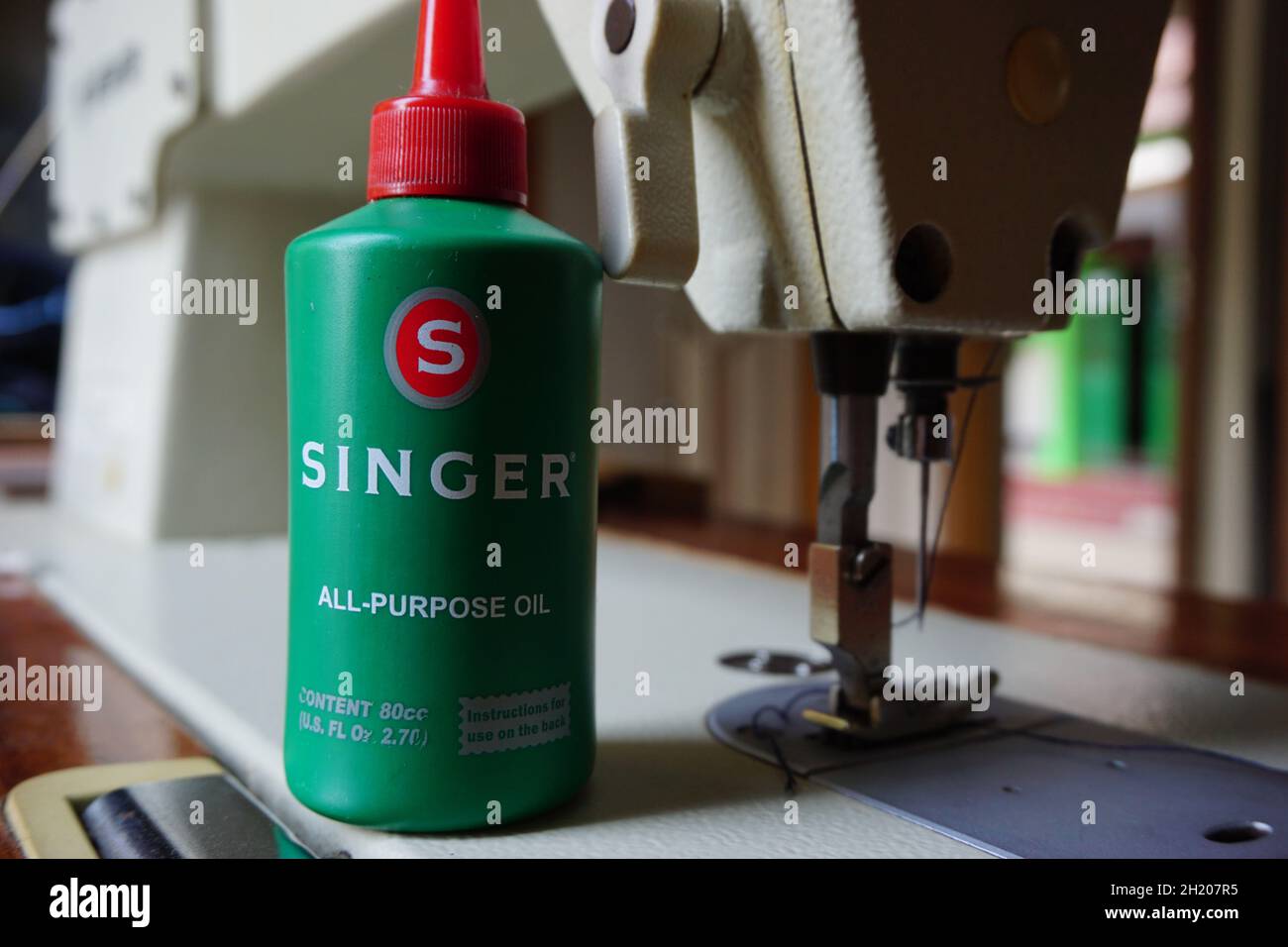 Singer sewing machine oil hi-res stock photography and images - Alamy