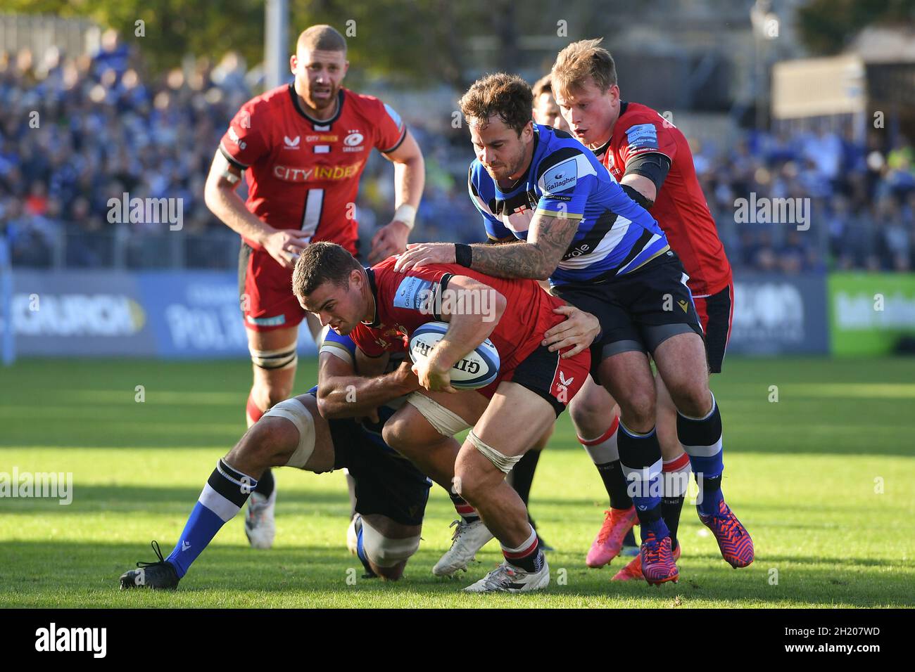 The Recreation Ground, Bath, England, UK. 17th October, 2021. Saracens' Ben Earl is tackled by Bath Rugby's Josh Bayliss (hidden) and Danny Cipriani during the Gallagher English Premiership match between Bath Rugby and Saracens: Credit: Ashley Western/Alamy Live News Stock Photo