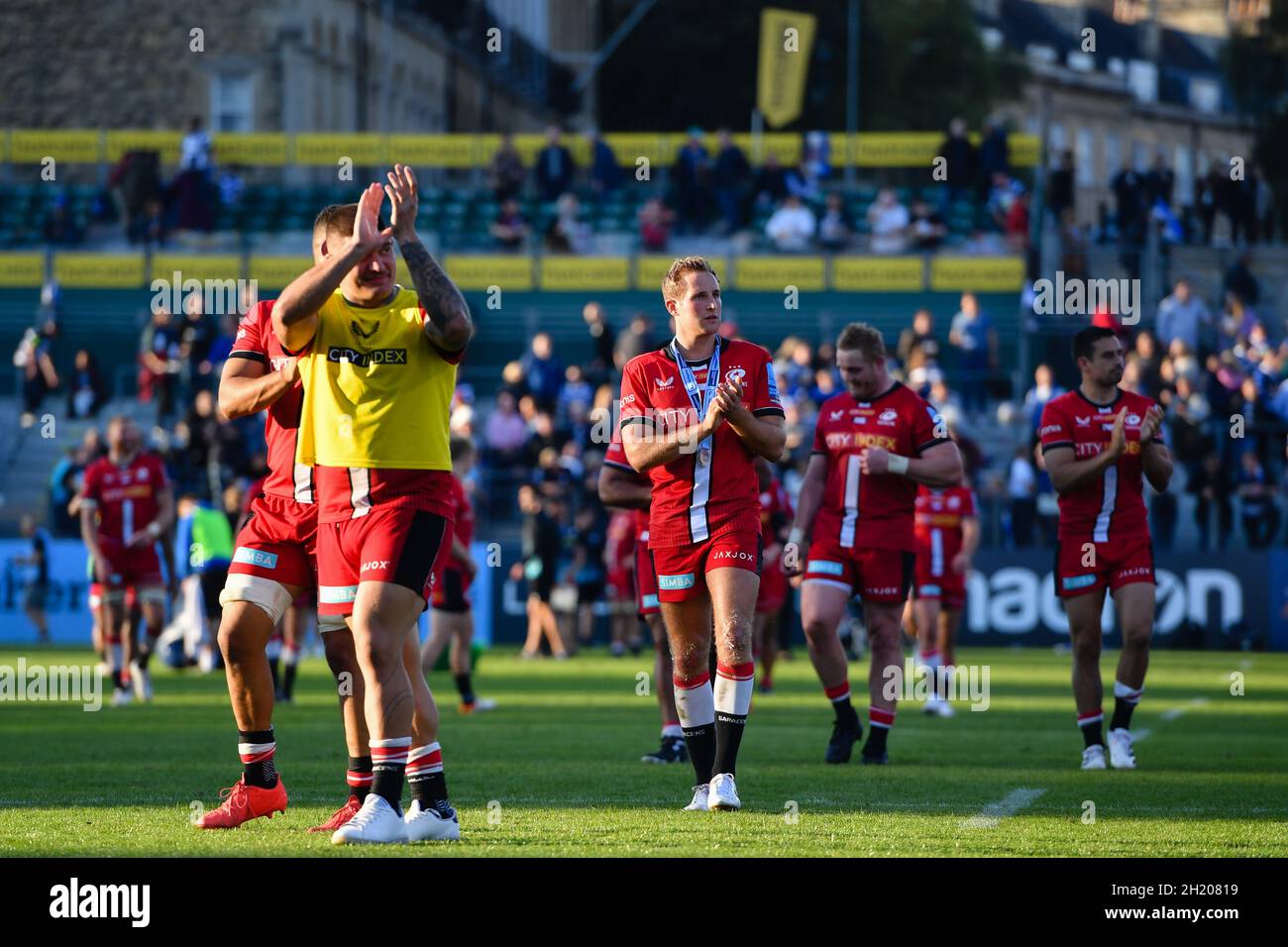 The Recreation Ground, Bath, England, UK. 17th October, 2021. Saracens' Max Malins (centre) applauds the fans after their 71-17 victory in the Gallagher English Premiership match between Bath Rugby and Saracens: Credit: Ashley Western/Alamy Live News Stock Photo