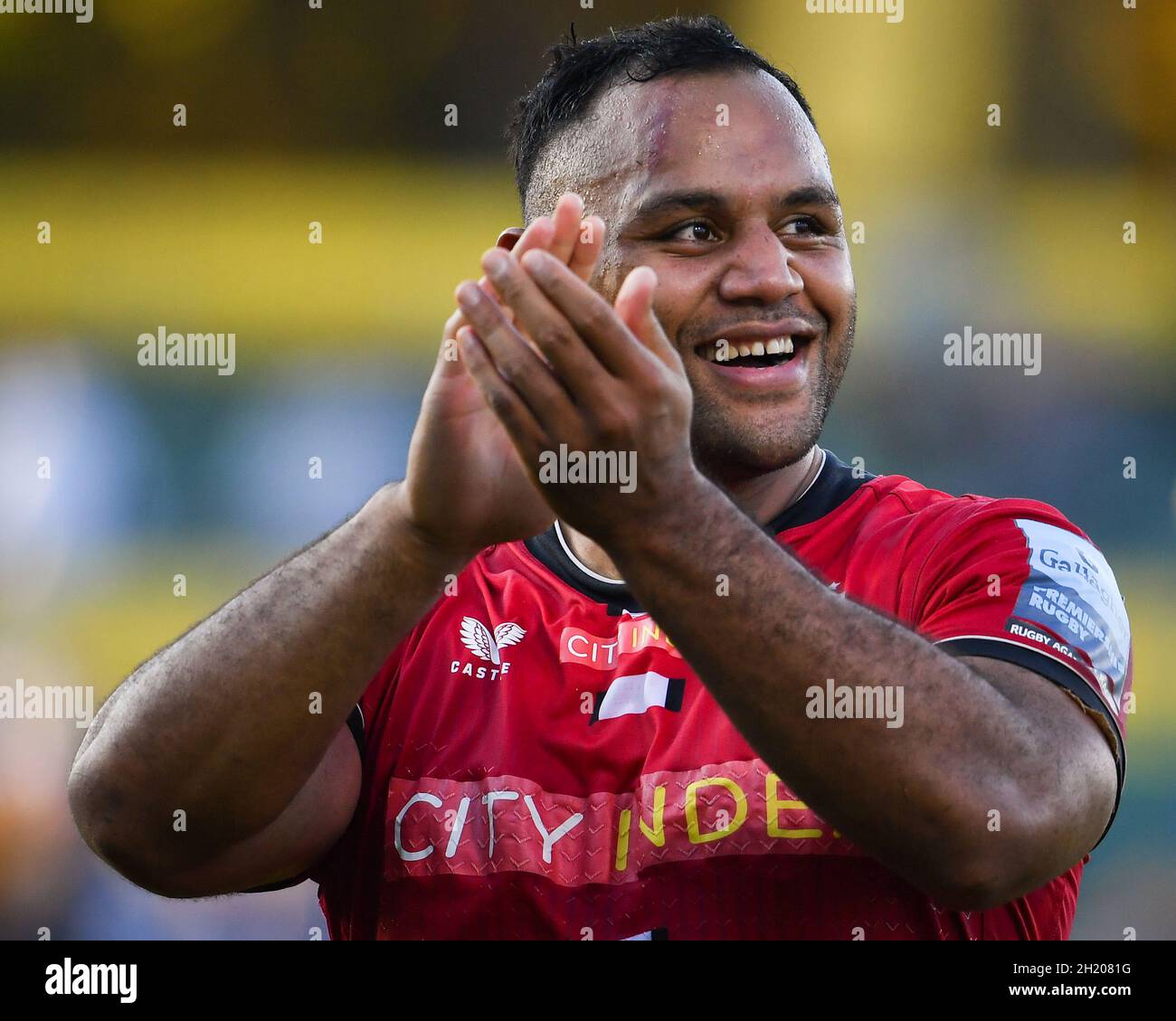 The Recreation Ground, Bath, England, UK. 17th October, 2021. Saracens' Billy Vunipola applauds the fans after their 71-17 victory in the Gallagher English Premiership match between Bath Rugby and Saracens: Credit: Ashley Western/Alamy Live News Stock Photo