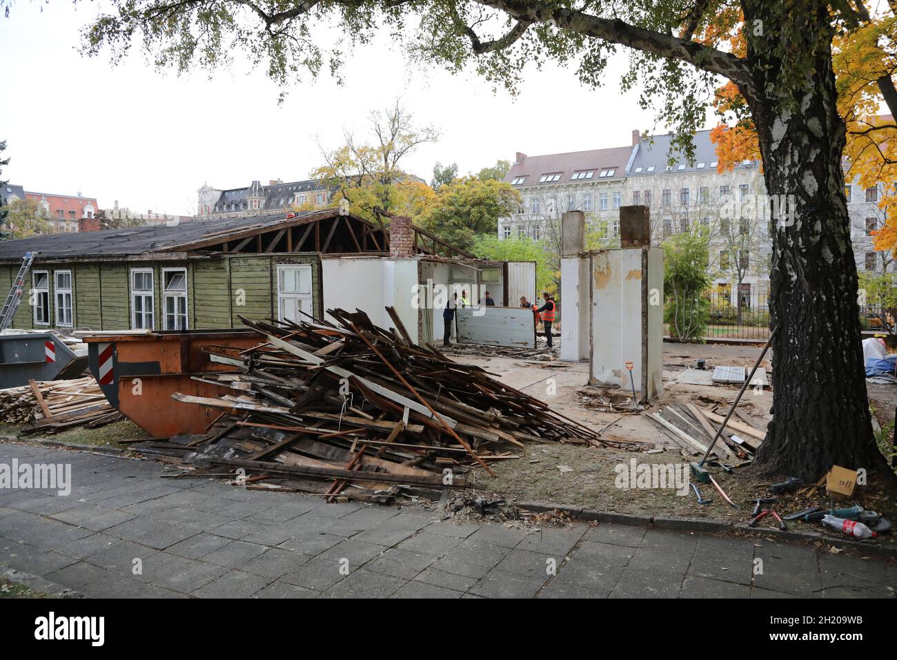 Die Baracke vom Typ RLM 501, die aufgrund von nötigen Baumaßnahmen vom Gelände der AWO Oberlausitz in der Krölstraße in Görlitz abgebaut wird, soll in Stock Photo