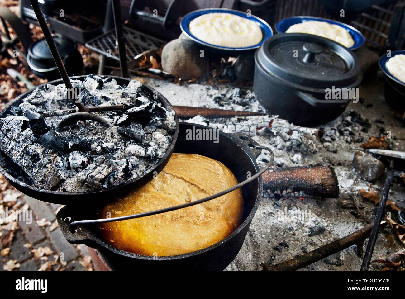 https://c8.alamy.com/comp/2H209WR/baking-bread-in-a-dutch-oven-over-a-fire-place-camping-2H209WR.jpg