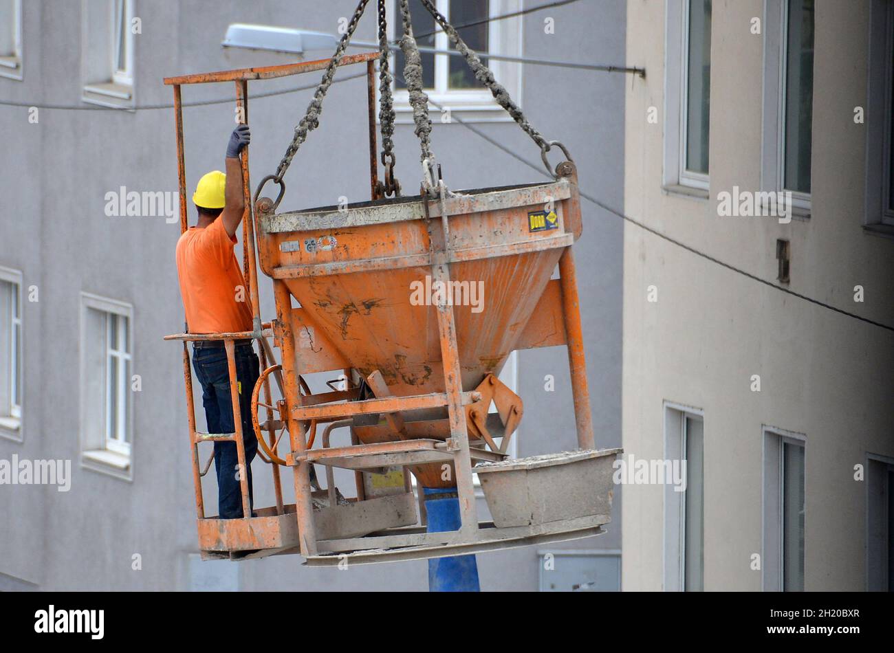 Bauarbeiter auf einer Baustelle in Österreich, Europa - Construction workers on a construction site in Austria, Europe Stock Photo