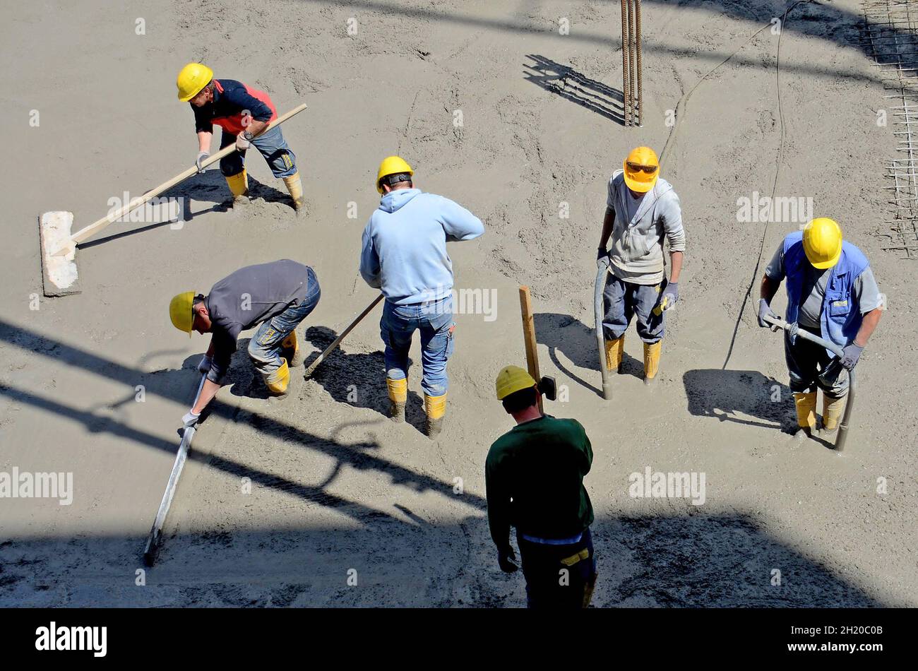 Bauarbeiter auf einer Baustelle in Österreich, Europa - Construction workers on a construction site in Austria, Europe Stock Photo