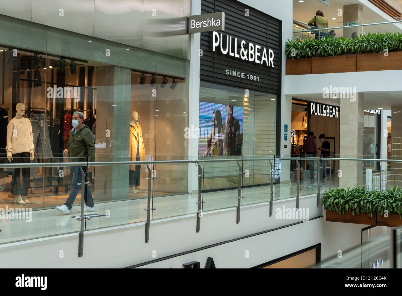 Pull & bear hi-res stock photography and images - Alamy