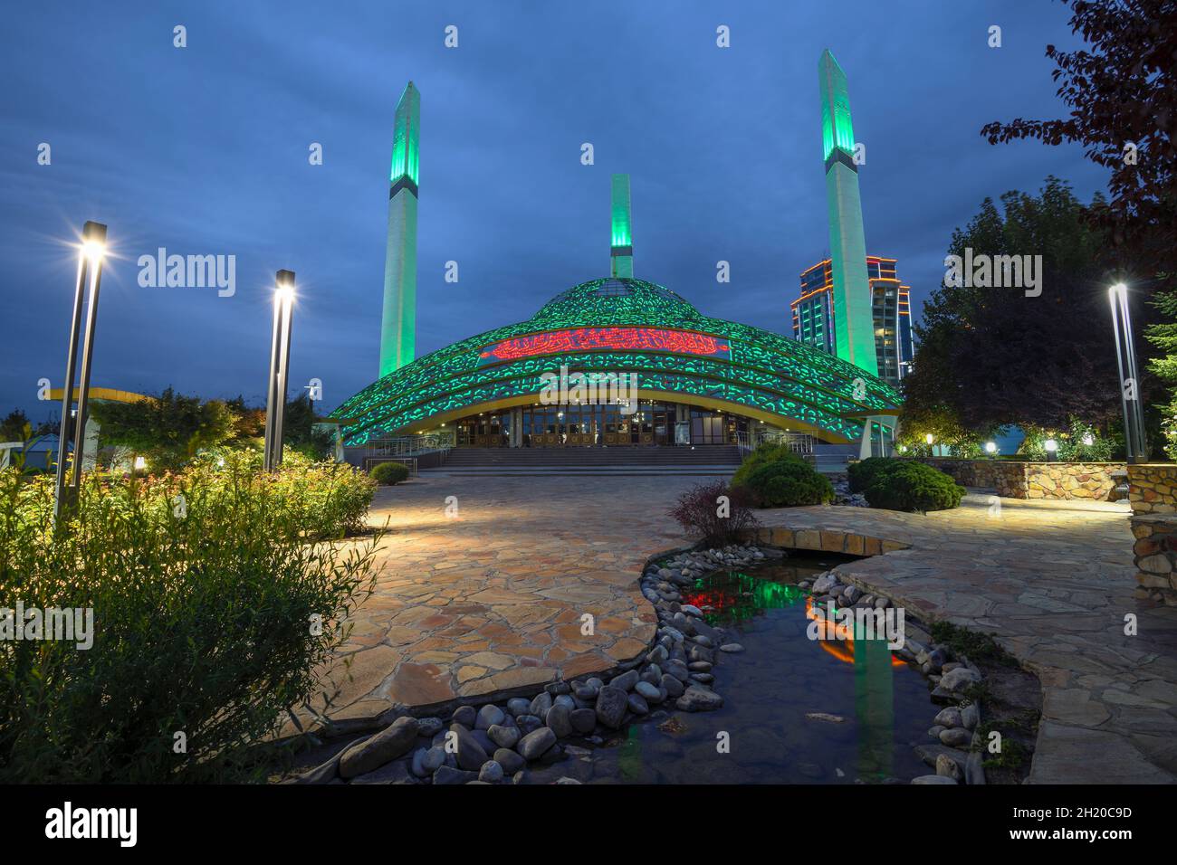 ARGUN, RUSSIA - SEPTEMBER 28, 2021: View of the 'Mother's Heart' Mosque in the night illumination on a cloudy September evening Stock Photo