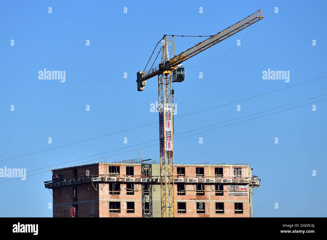Ein Kran vor der Baustelle eines Hochhauses in Österreich, Europa - A crane in front of the construction site of a high-rise building in Austria, Euro Stock Photo