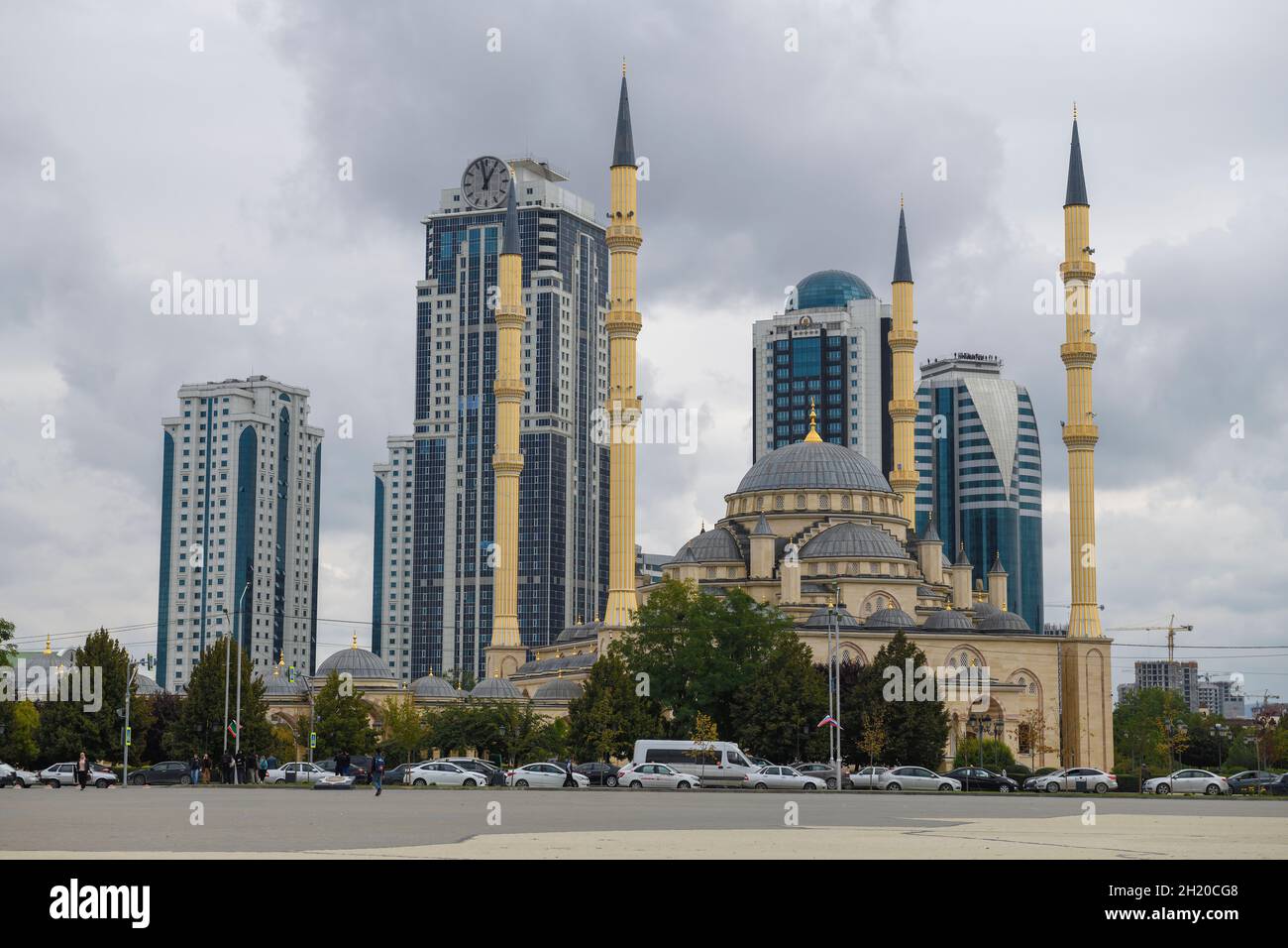 GROZNY, RUSSIA - SEPTEMBER 29, 2021: The Heart of Chechnya Mosque in front of the Grozny City high-rise complex on a cloudy September day Stock Photo