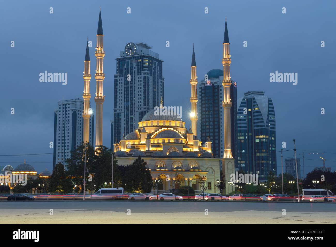 GROZNIY, RUSSIA - SEPTEMBER 29, 2021: The 'Heart of Chechnya' Mosque against the backdrop of the Grozny City complex of buildings in September twiligh Stock Photo