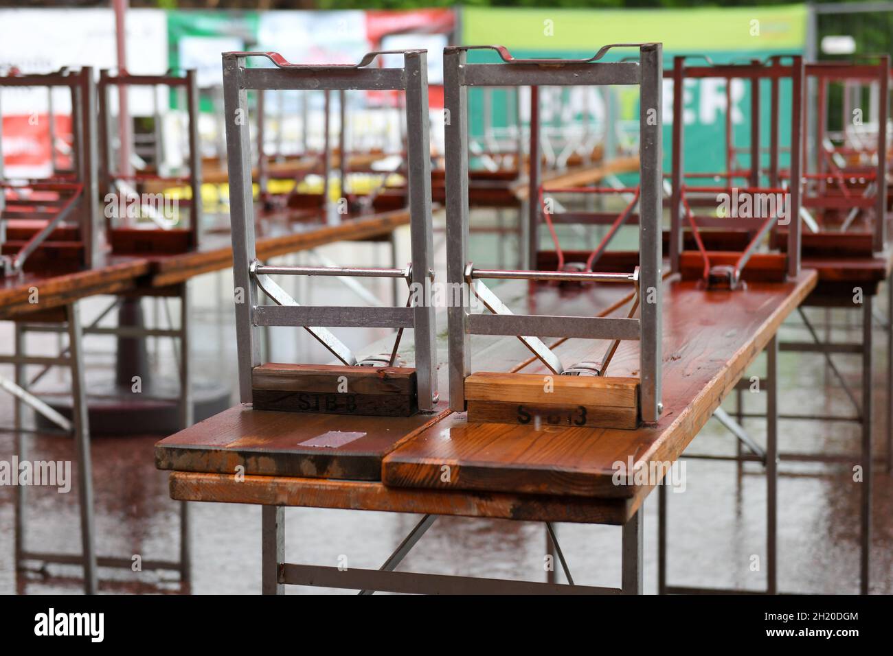 Leere Biertische und Bänke in Oberösterreich, Österreich, Europa  - Empty beer tables and benches before an open air festival in Upper Austria, Austri Stock Photo
