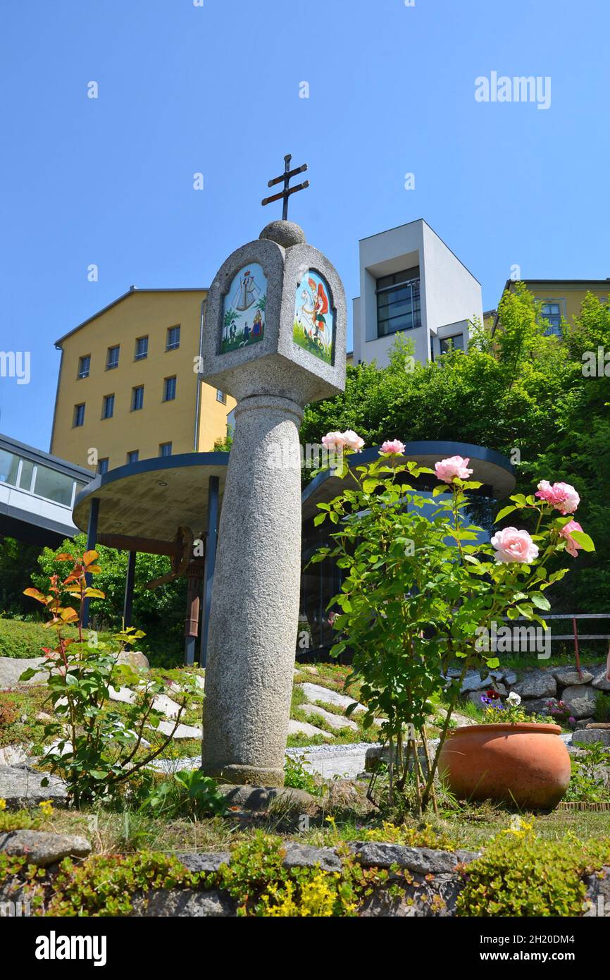 Bildstock und Rosen in Haslach, Mühlviertel, Oberösterreich, Österreich, Europa - Wayside shrine and roses in Haslach, Mühlviertel, Upper Austria, Aus Stock Photo