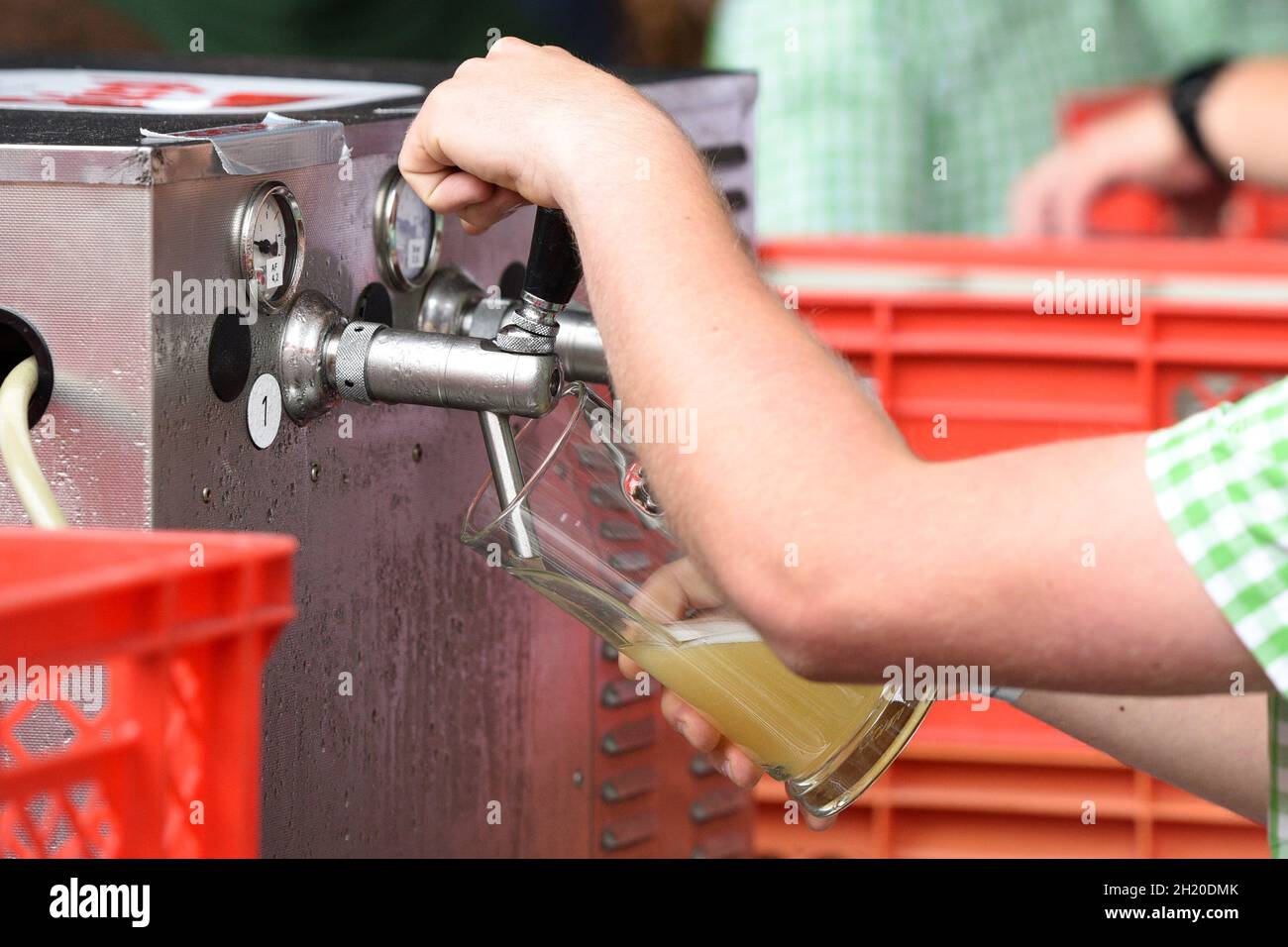 Bierzapfen bei einem Fest in Österreich - Beer tap at a festival in Austria Stock Photo