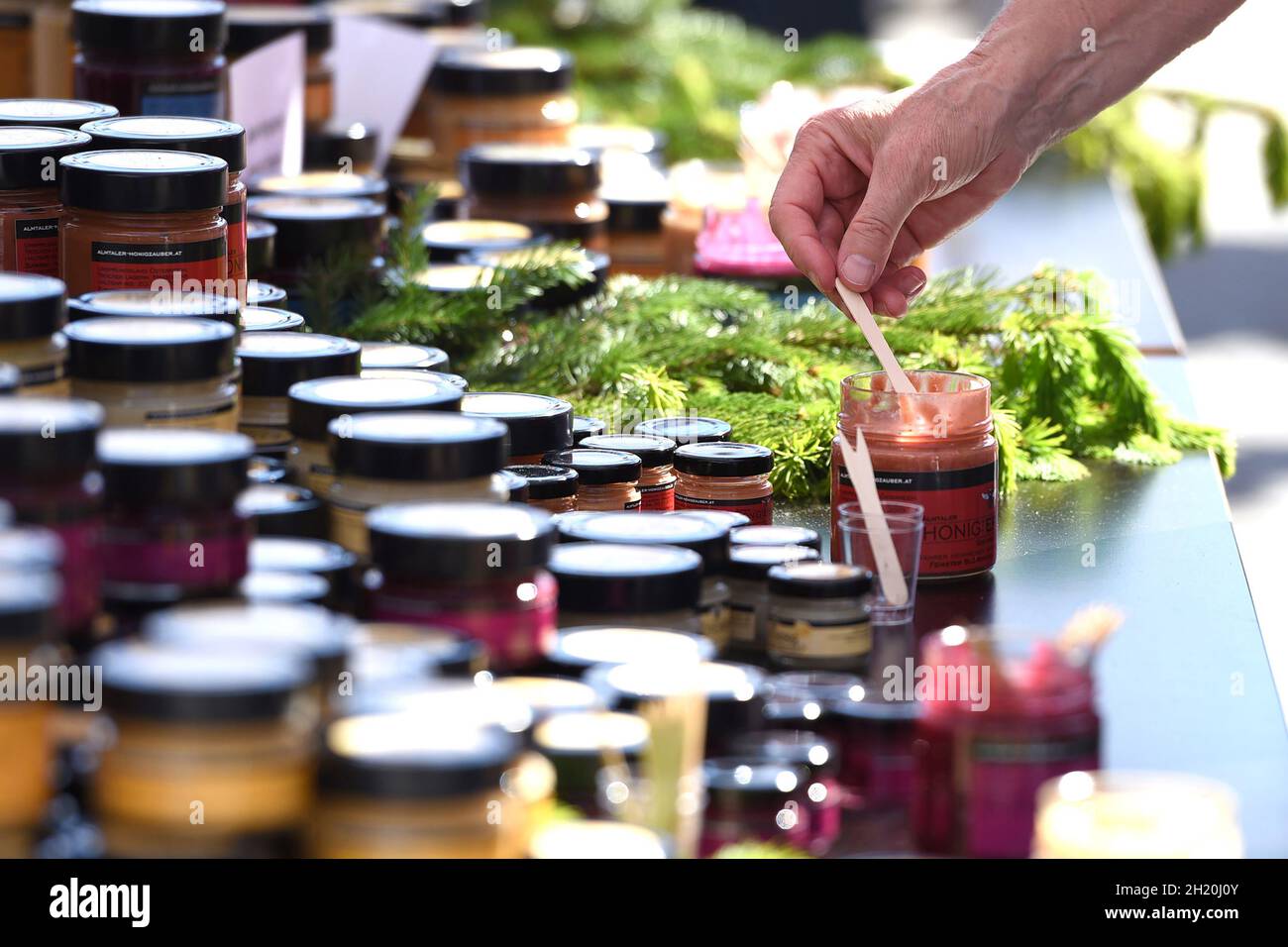 Viele Gläser mit verschiedenen Marmeladen und Brotaufstrichen - Lots of jars with different jams and spreads Stock Photo