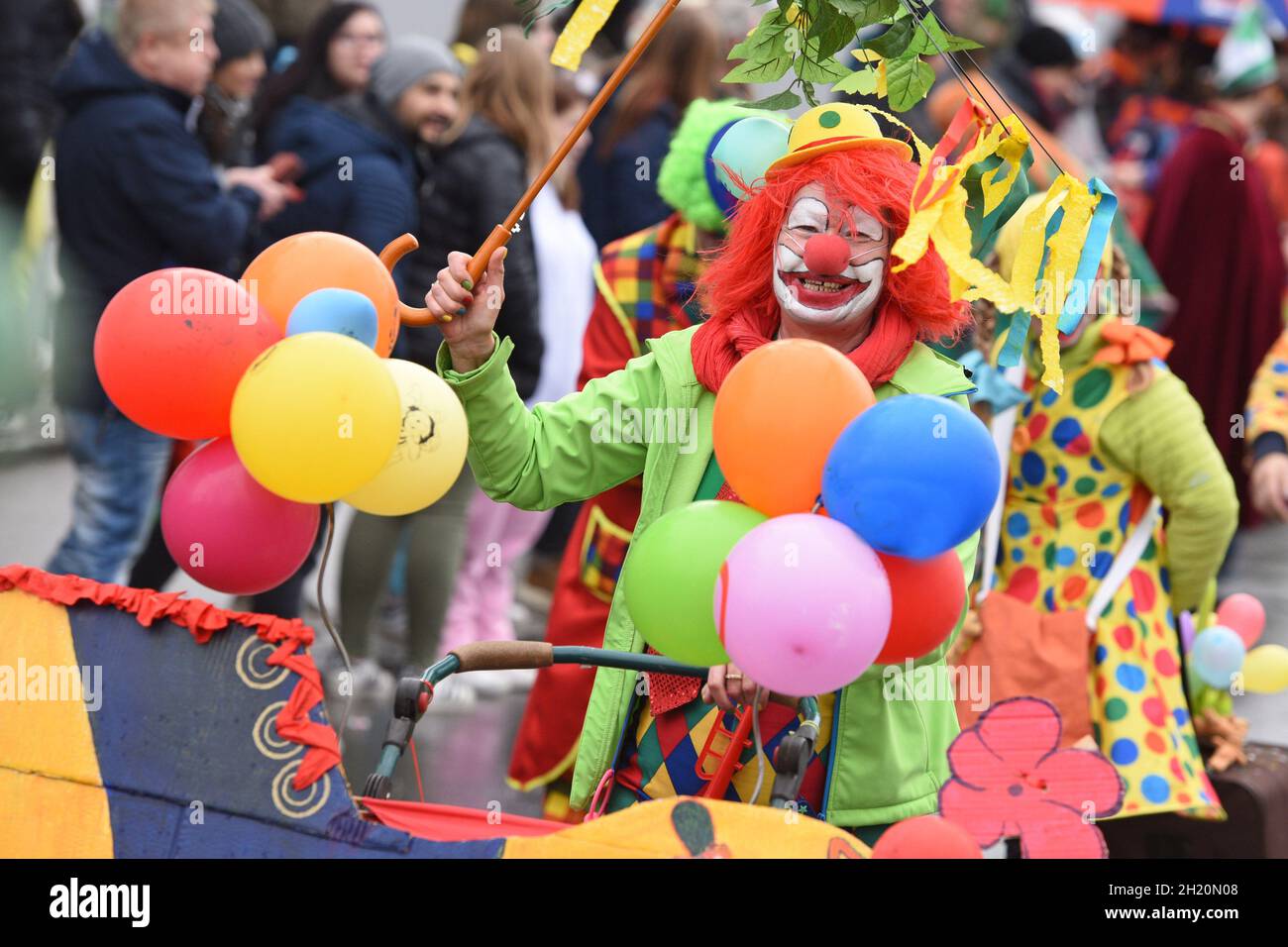 Fasching im Salzkammergut - hier wird noch richtig zünftig gefeiert - auf dem Bild ein Clown bei einem Faschingsumzug (Oberösterreich, Österreich) Car Stock Photo