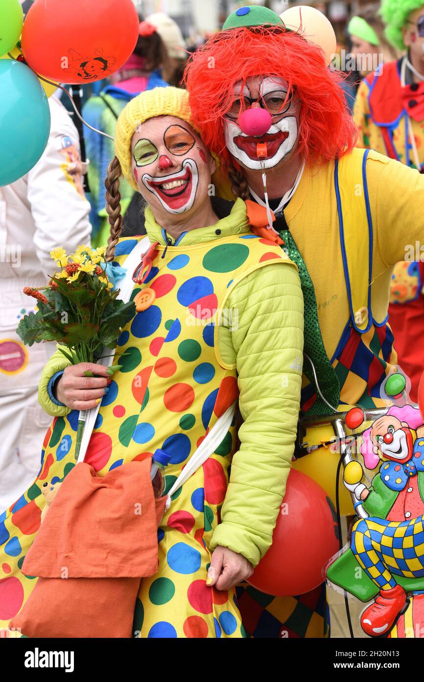 Fasching im Salzkammergut - hier wird noch richtig zünftig gefeiert - auf dem Bild ein Clown bei einem Faschingsumzug (Oberösterreich, Österreich) Car Stock Photo