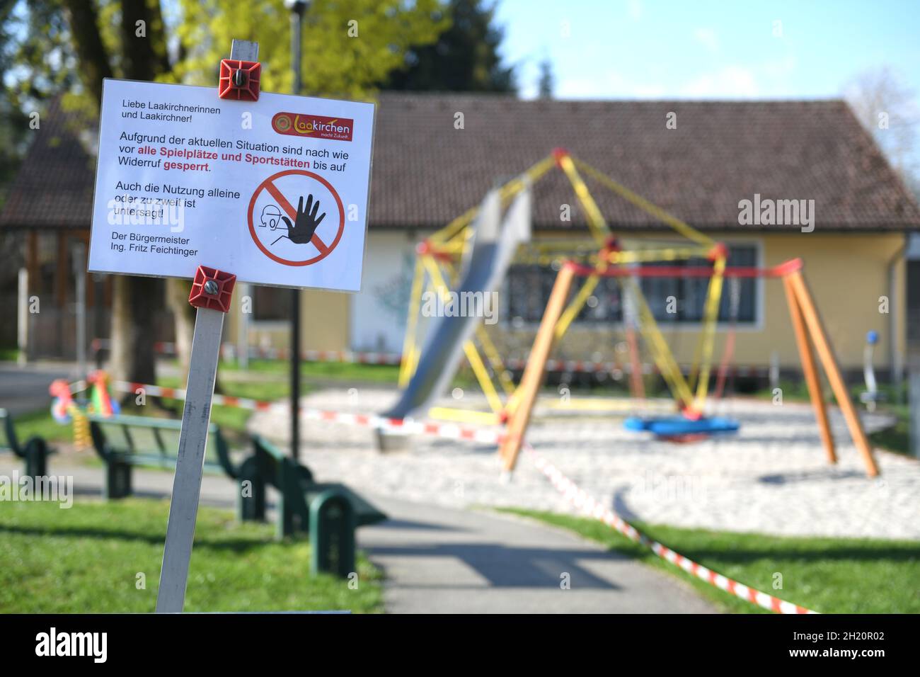 Corona-Krise - In Österreich sind alle Spielplätze gesperrt - auf dem Bild Laakirchen (Oberösterreich). Corona crisis - All playgrounds are closed in Stock Photo