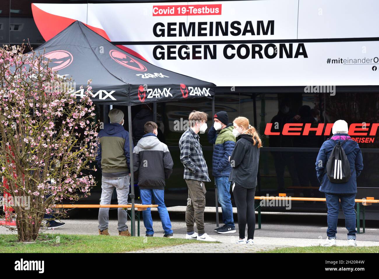 Corona-Testbus 'Gemeinsam gegen Corona' des Landes Oberösterreich unterwegs, Österreich, Europa - Corona test bus 'Together against Corona' from the s Stock Photo
