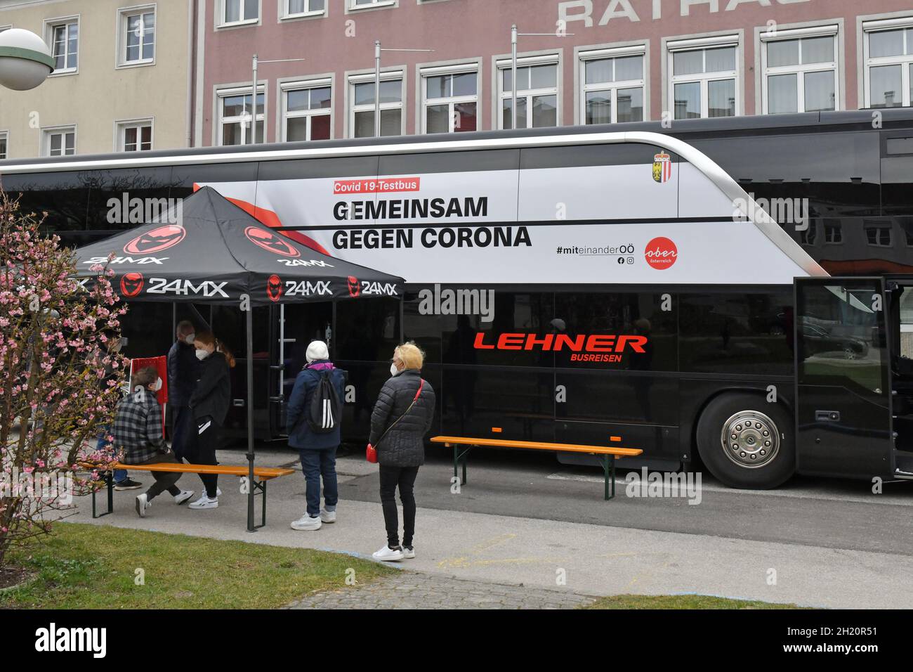 Corona-Testbus 'Gemeinsam gegen Corona' des Landes Oberösterreich unterwegs, Österreich, Europa - Corona test bus 'Together against Corona' from the s Stock Photo