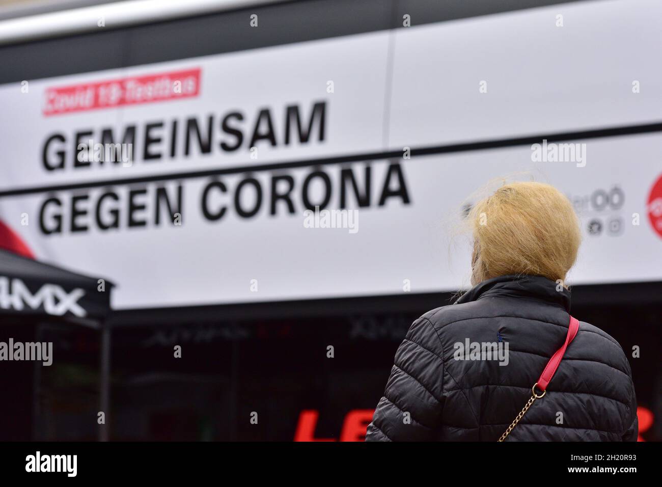 Corona-Testbus "Gemeinsam gegen Corona" des Landes Oberösterreich unterwegs, Österreich, Europa - Corona test bus "Together against Corona" from the s Stock Photo