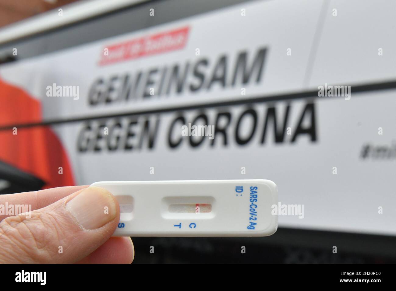 Corona-Testbus "Gemeinsam gegen Corona" des Landes Oberösterreich unterwegs, Österreich, Europa - Corona test bus "Together against Corona" from the s Stock Photo
