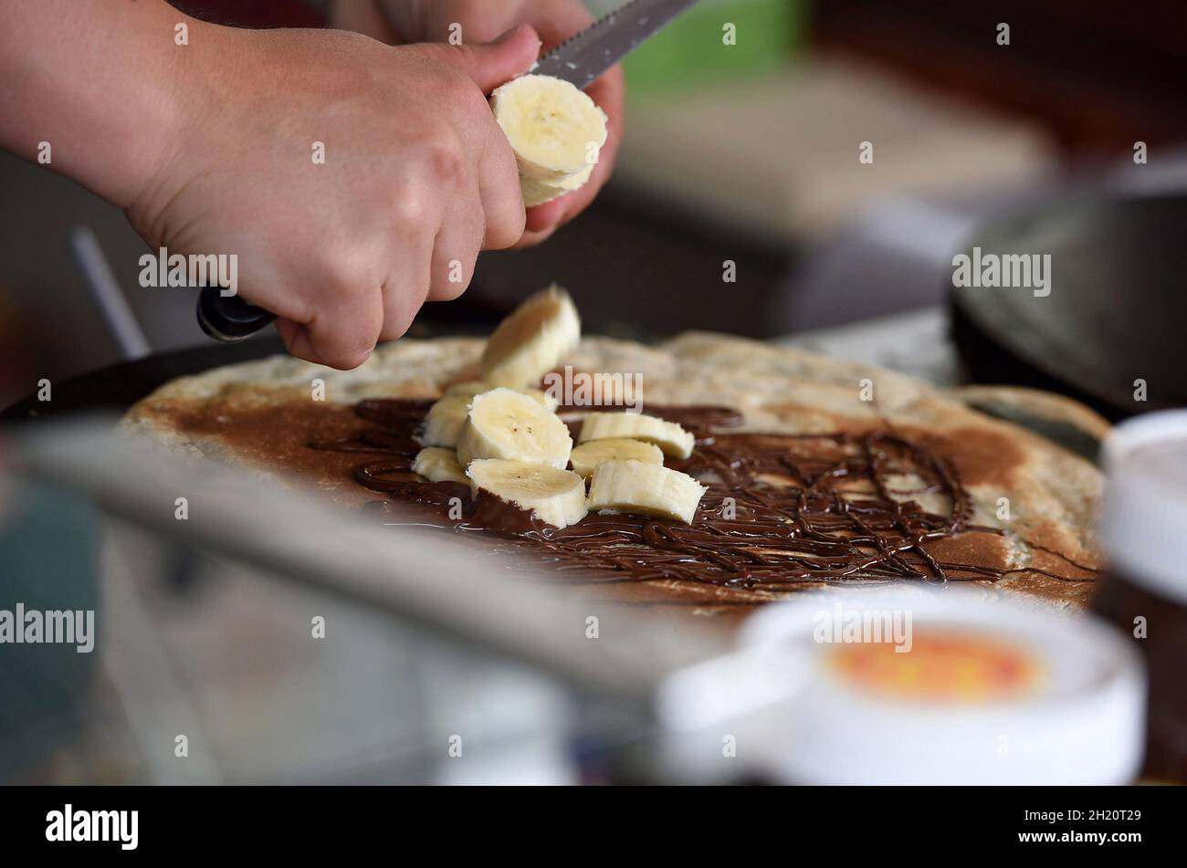 Die Süßspeise Crepes mit Schokolade und Bananen - The dessert crepes with chocolate and bananas Stock Photo